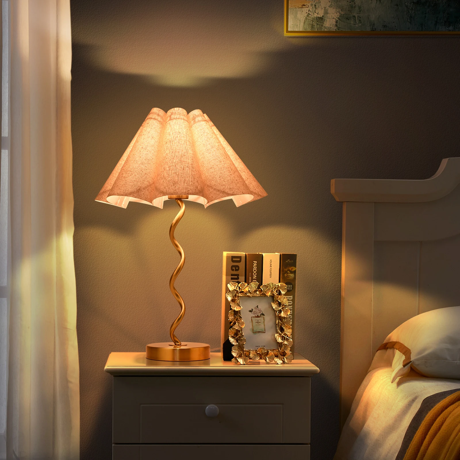 Gold Modern Table Lamp, Scalloped Pleated Desk Lamps Wavy Lamp for Bedside, Bow Table Lamps for Kitchen Counter, Nightstand Deco Gold Modern Table Lamp, Scalloped Pleated Desk Lamps Wavy Lamp for Bedside, Bow Table Lamps for Kitchen Counter, Nightstand Deco