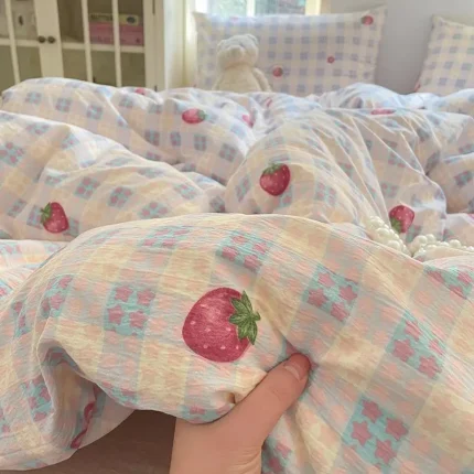 Ins Girls Strawberry Bedding Sets 2025 New Queen Size Bed Sheet Set Duvet Cover Set With Pillowcase No Filling
