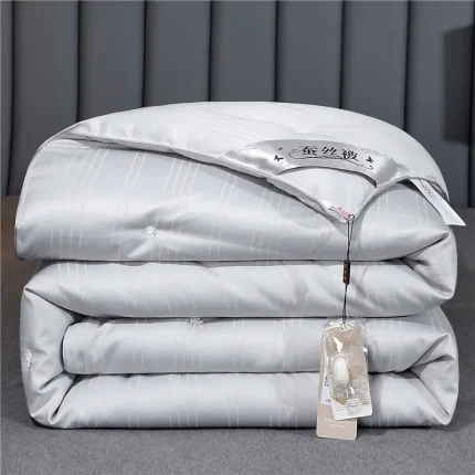 Mulberry Silk Quilt is 100% natural silk filling in all seasons. It is portable, breathable and luxurious