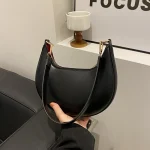 New Fashionable High-end Moon-shaped Baseball Bag, Showing Luxury, Women's Single Shoulder Bag 2